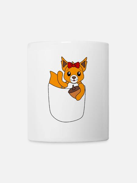 Écureuil joyeux agitant la main de la poche de poitrine - Mug blanc - blanc