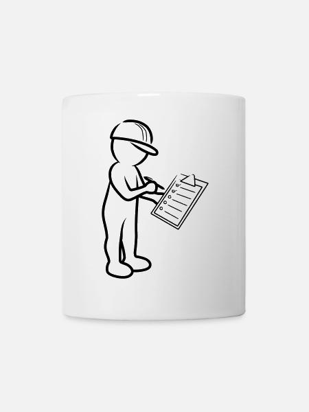 Homme avec casque et liste de contrôle sur chantier - Mug blanc - blanc