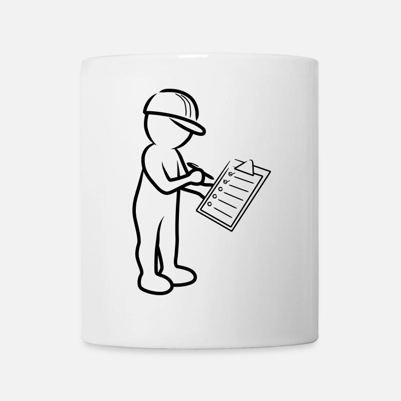 Homme avec casque et liste de contrôle sur chantier - Mug blanc - blanc