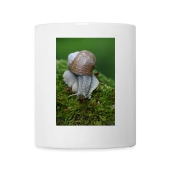 Snail on moss – close-up - Mug - white - Front