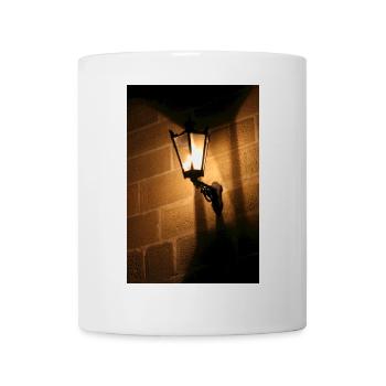 Night lantern on brick wall - Mug - white - Front