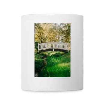 Weiße Gartenbrücke im Grünen - Tasse - Weiß - Vorne