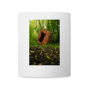 Gâteau de béton dans une forêt sauvage, forêt de moisissures - Mug blanc - blanc - Devant