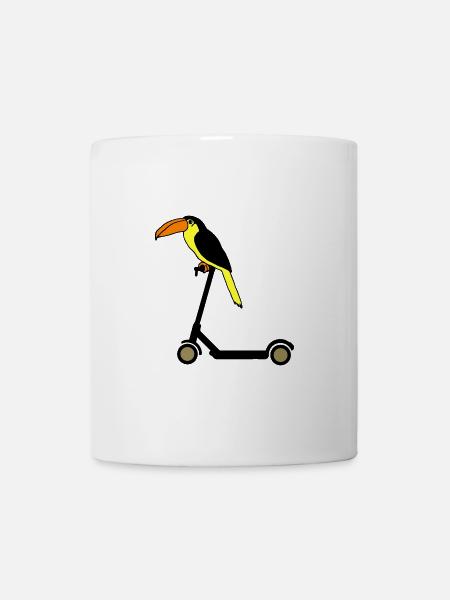 Tucan fährt E Scooter Paradiesvogel - Tasse - Weiß
