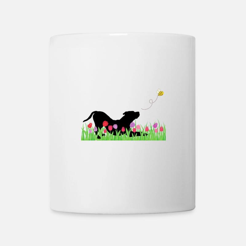 Frühlingsdesign - spielender Hund, Wiese, Biene - Tasse - Weiß