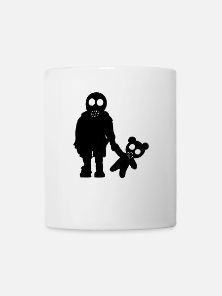 Garçon avec nounours au masque à gaz / Eddi Pooh (1c) - Mug blanc - blanc