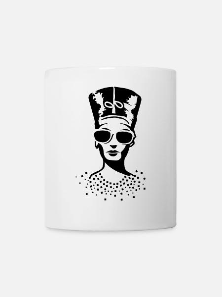 Frau mit Sonnenbrille mit Nofretete Hut - Tasse - Weiß