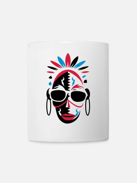 Un masque africain avec des lunettes de soleil - Mug blanc - blanc