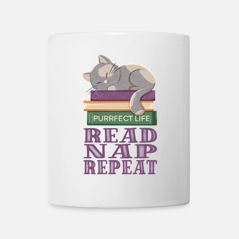 Chat mignon sur les livres faisant la sieste - Mug blanc - blanc