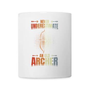 Unterschätze nie alte Bogenschützen - Tasse - Weiß - Vorne
