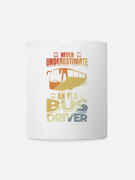 Ne sous-estimez jamais un vieux chauffeur de bus - Mug blanc - blanc
