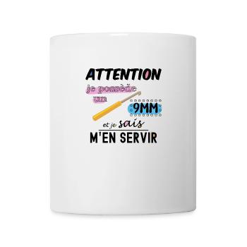 Je possède un crochet 9mm et je sais m'en servir. - Mug blanc - blanc - Devant
