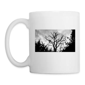 Baum mit seinen kahlen Ästen am Himmel - Tasse - Weiß - Links