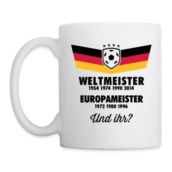 4 MAL WELTMEISTER, 3 MAL EUROPAMEISTER UND IHR? - Tasse - Weiß - Links