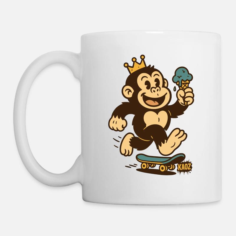 Affenkönig auf Skateboard mit Eis & Krone - Tasse - Weiß