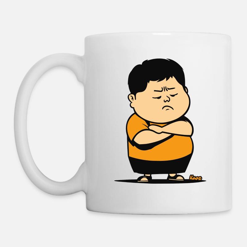Bockiger Junge mit verschränkten Armen und Schmoll - Tasse - Weiß