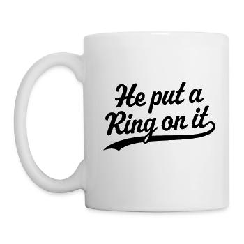 Er steckte einen Ring daran - Tasse - Weiß - Links