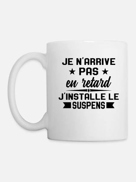 Je N'arrive Pas en Retard J'installe le Suspens - Mug blanc - blanc