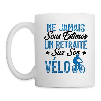 Ne jamais sous-estimer un retraité sur son vélo - Mug blanc - blanc - Gauche