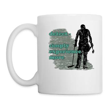 Treasure hunters with the metal detector - Mug - white - Left