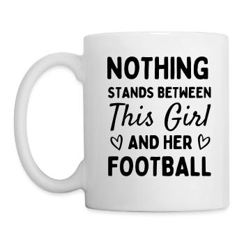 Rien ne s’oppose à cette fille et à son ballon de football. - Mug blanc - blanc - Gauche