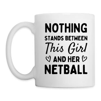 Nichts steht zwischen diesem Mädchen und ihrem Netzball. - Tasse - Weiß - Links