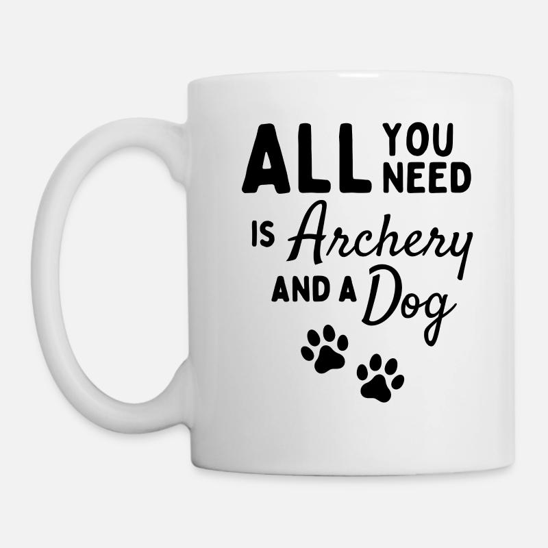 Alles, was Sie brauchen, ist Bogenschießen und ein Hund - Tasse - Weiß
