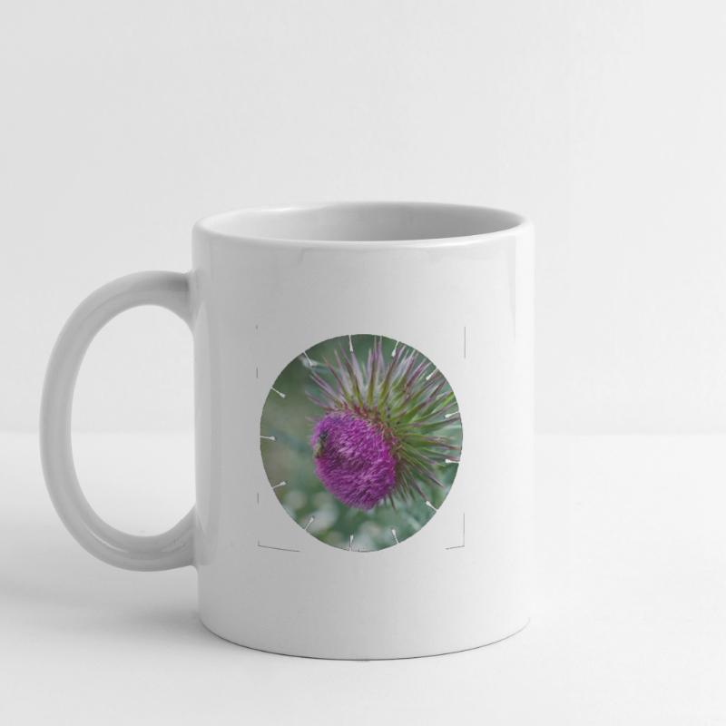 Die Distelblüte wird oft als Unkraut verschrien Tasse