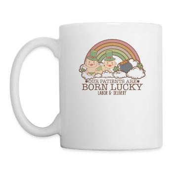 St. Patrick's Day Shirt, unsere Patienten sind geboren - Tasse - Weiß - Links
