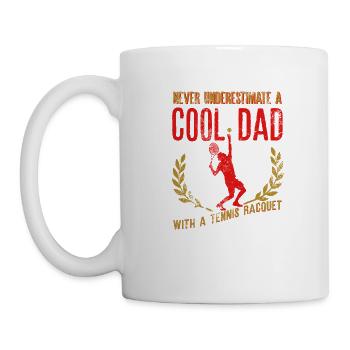 Unterschätze niemals einen coolen Vater mit einem Schläger - Tasse - Weiß - Links