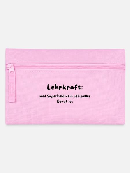 Lehrkraft. Kein Cape. Kein Ruhm. Nur Realität - Federtasche - Rosa