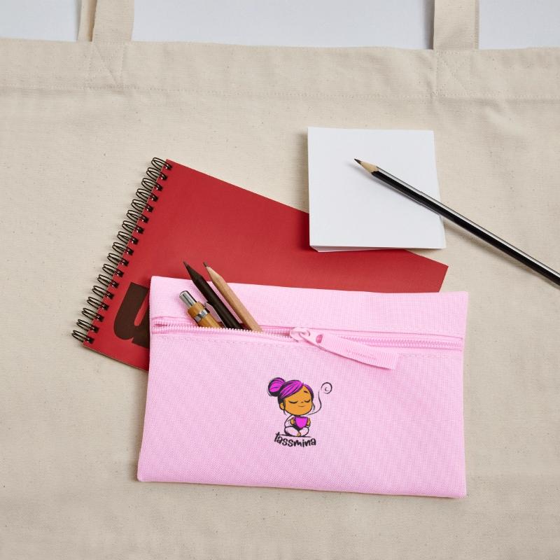 Tassmina enspannt mit einer Tasse Tee oder Kaffee Federtasche