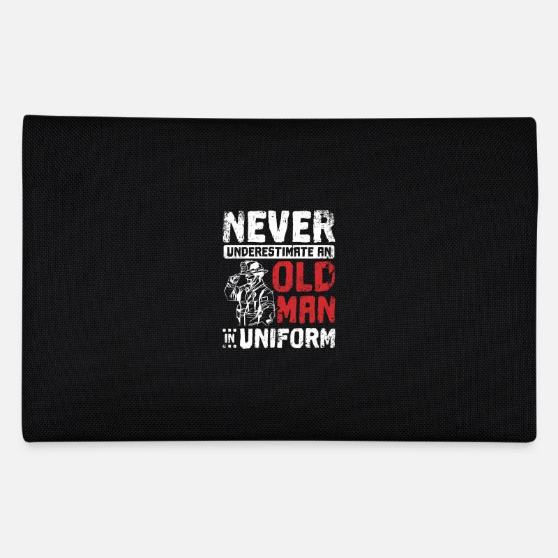 Ne sous-estimez jamais un vieil homme en uniforme Trousse