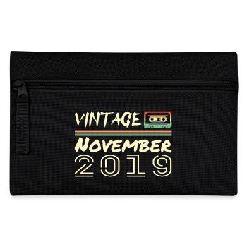 legendär seit November 2019 - November 2019 - Federtasche - Schwarz - Vorne