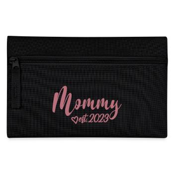 Mommy Est. 2023, Mom To Be, Schwangerschaft enthüllen - Federtasche - Schwarz - Vorne