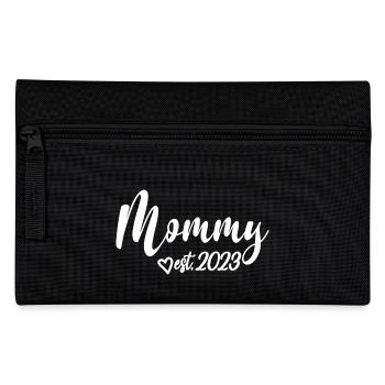 Mommy Est. 2023, Mom To Be, Schwangerschaft enthüllen - Federtasche - Schwarz - Vorne