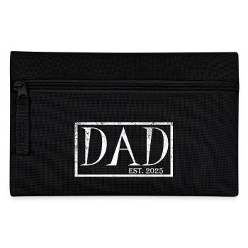 Dad est.2025 - Federtasche - Schwarz - Vorne