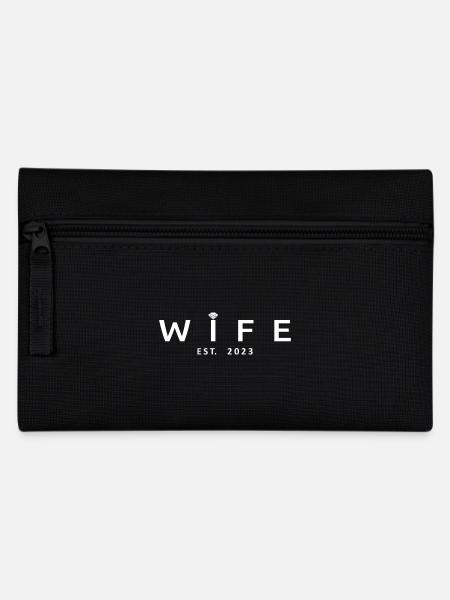 Ehefrau Est. 2023 Verlobung Brautdusche Hochzeit - Federtasche - Schwarz