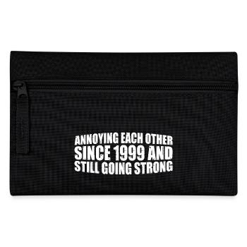 Annoying Each Other Since 1999 4 - Federtasche - Schwarz - Vorne