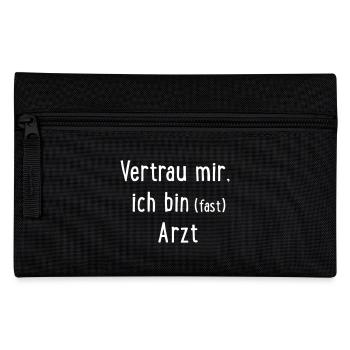 Vertrau mir, ich bin fast Arzt - Federtasche - Schwarz - Vorne