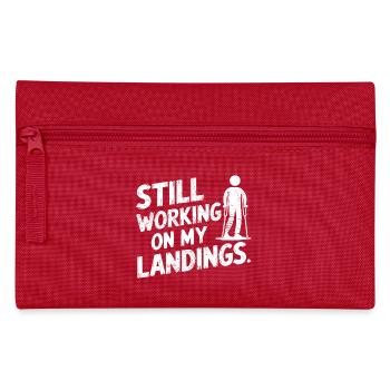 Ich arbeite immer noch an meiner Landung | Lustiges gebrochenes Bein - Federtasche - Rot - Vorne