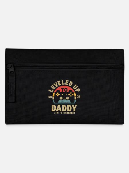 Zum Papa aufgestiegen 2025 - Federtasche - Schwarz