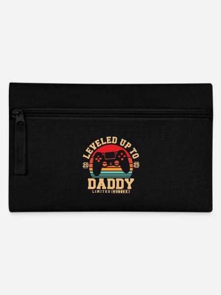 Zum Papa aufgestiegen 2025 - Federtasche - Schwarz