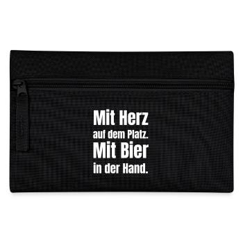 Mit Herz auf dem Platz. Mit Bier in der Hand. - Federtasche - Schwarz - Vorne