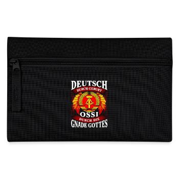 Ossi durch die Gnade Gottes – Stolze DDR Herkunft - Federtasche - Schwarz - Vorne