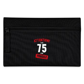 Achtung Ich bin jetzt 75 Fragile 75. Geburtstag - Federtasche - Schwarz - Vorne