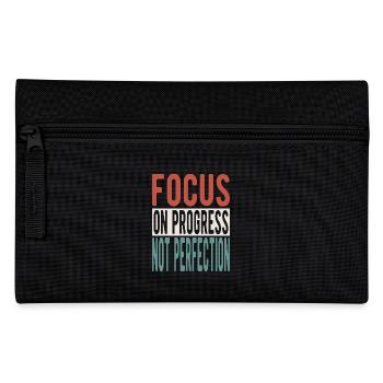 Focus on progress, not perfection - Federtasche - Schwarz - Vorne