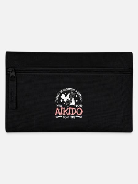 Never underestimate a woman who does aikido - Federtasche - Schwarz
