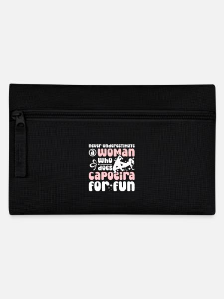 Never underestimate a woman who does Capoeira - Federtasche - Schwarz