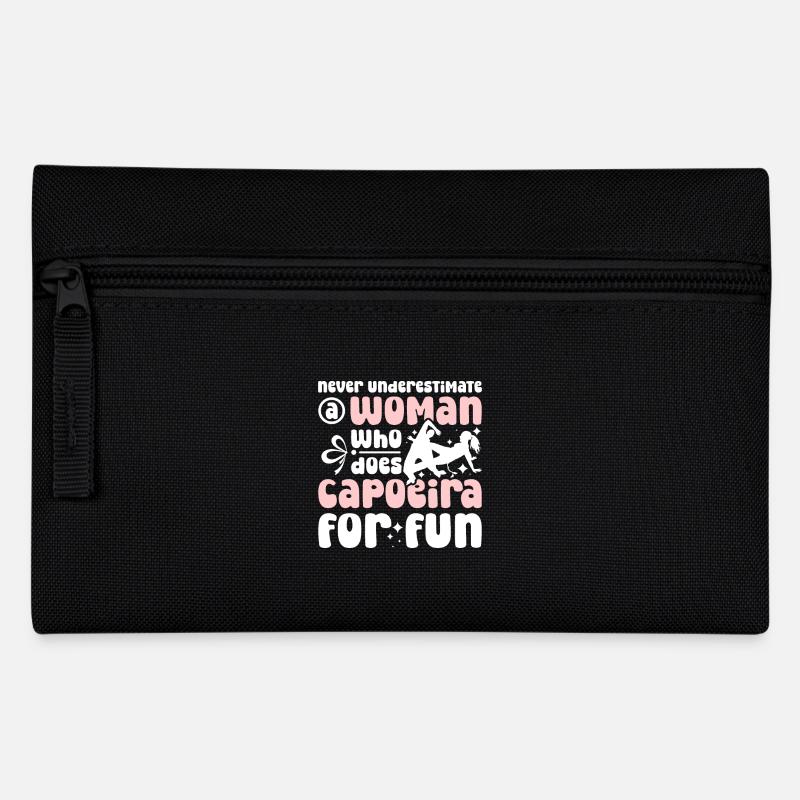 Never underestimate a woman who does Capoeira - Federtasche - Schwarz